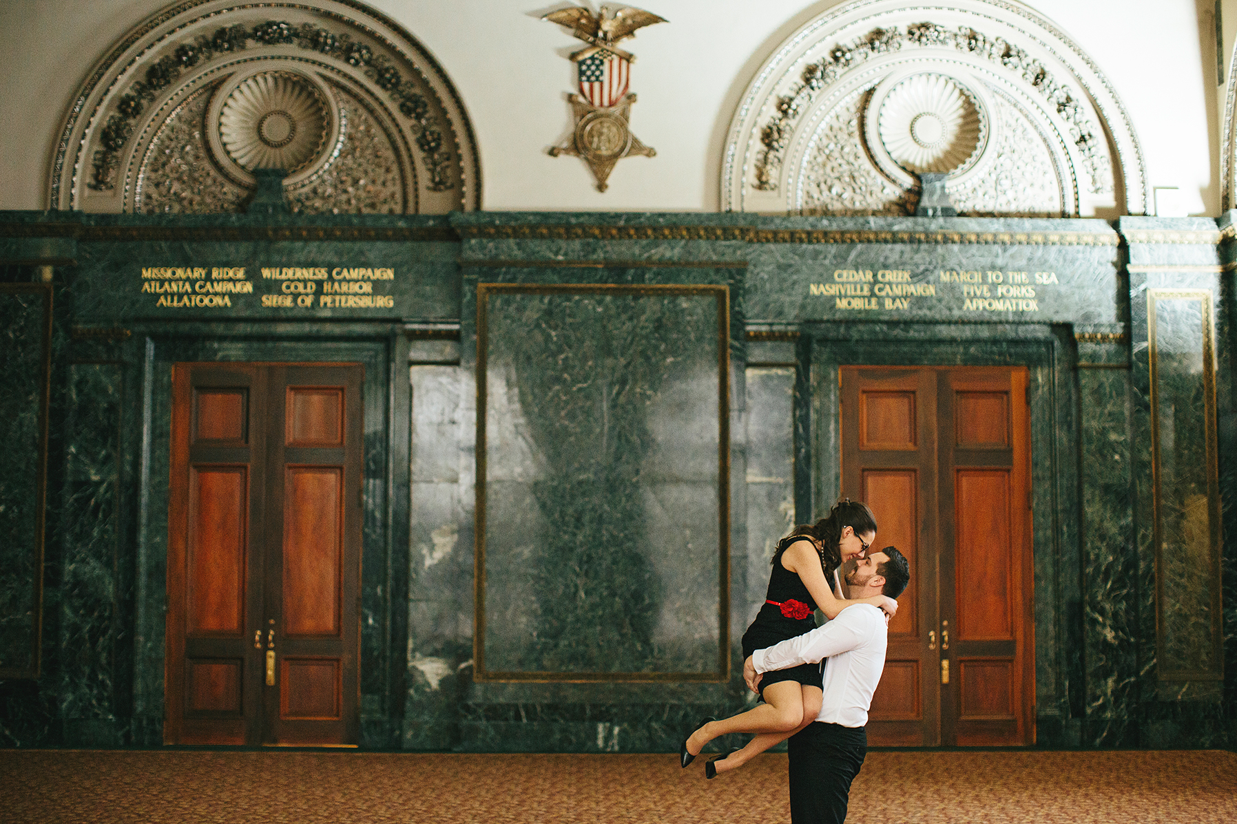 danielle&rob_chicago_cultural_center_ada_street_engagement_session-1019